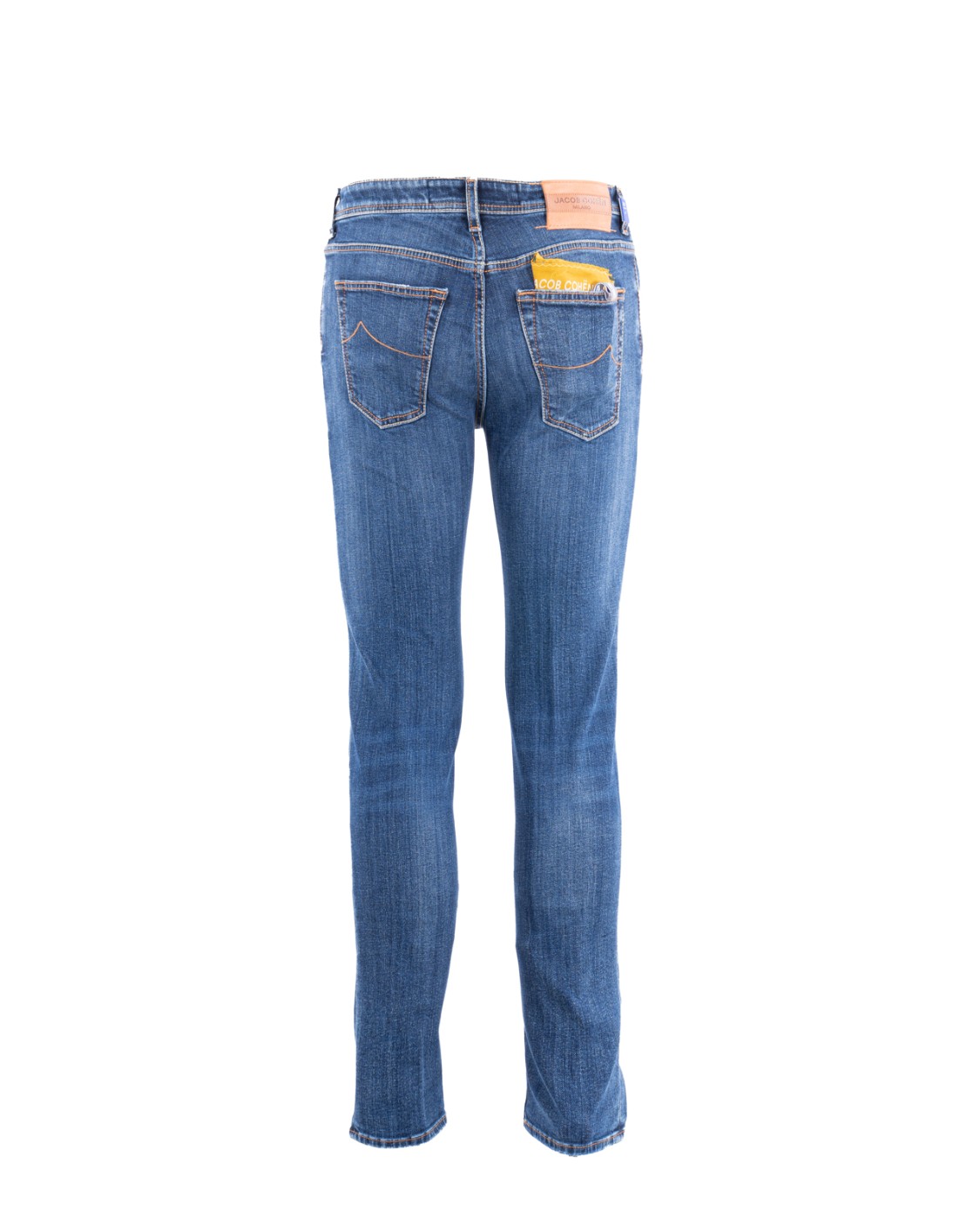 shop JACOB COHEN  Jeans: Jacob Choen jeans  a cinque tasche.
Logo ricamato sul taschino.
Passanti al punto vita.
Chiusura con bottoni.
Bottone con logo a rilievo e finitura rame.
Patta interna ricamata con nome del pantalone e citazione del fondatore.
Salpa in cavallino con logo ricamato in ecopelle dal colore a contrasto.
Include bandana con stampa maiolica e rocchetto di filo
Profumati con l’esclusiva fragranza Jacob Cohën.
Composizione: 65% poliestere, 35% cotone.
Made in Italy.. S4071-923D number 301068